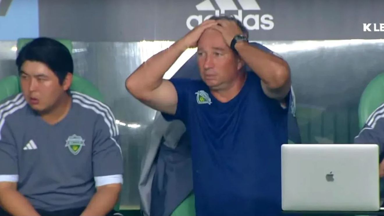 Un fotbalist a sărit să îl bată pe Dan Petrescu! Scandal uriaș cu antrenorul român: „S-a închis în birou”