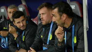 Cu vestiarul FCSB rupt, galeria FCSB îi bagă în ședință pe Charalambous și pe Pintilii