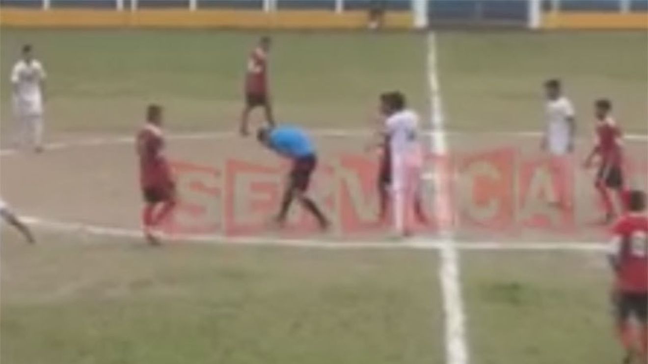 Fotbal din lumea a treia! VIDEO ȘOCANT: Un arbitru a fost bătut cu bestialitate de un jucător care a fost eliminat