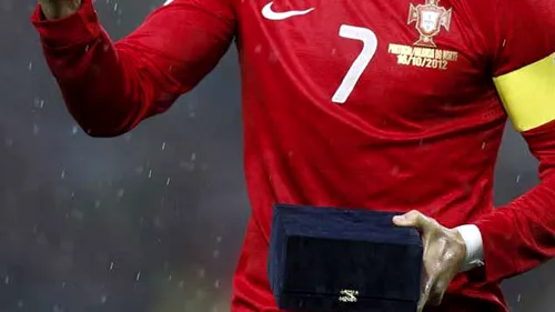 FOTO Ronaldo a primit cu noduri cea mai mare distincție din cariera de internațional!** Suvenirul pe care nu voia să-l vadă la cea de-a 100-a selecție