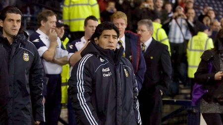 Mâna lui Dumnezeu dă autografe fanilor scoțieni