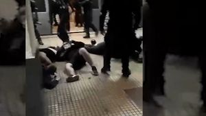 Suporterii de la CSA Steaua dau vina pe jandarmi pentru scandalul desfășurat înaintea meciului cu Dinamo 2. „Au folosit gaze lacrimogene în metrou, unde erau copii și femei”