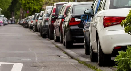 2025: Este legal să parchezi pe trotuar, în fața casei? Ce stabilește noul Cod Rutier