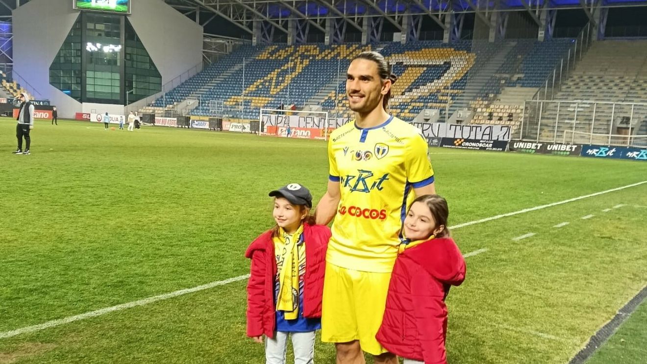 Fotbalistul Petrolului către fetele care au făcut senzație la „Românii au talent”: „Pot să fac și eu o poză cu două vedete ca voi?”