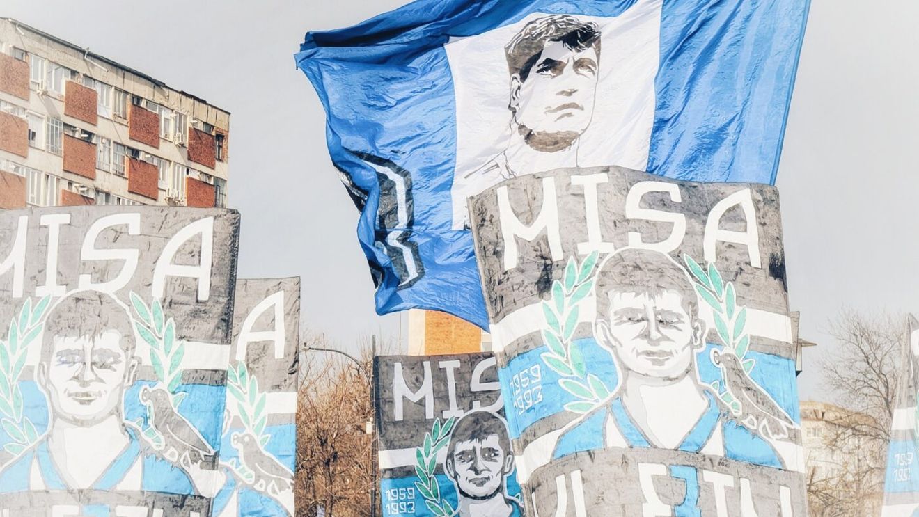 Legendele nu mor niciodată! Imagini impresionante de la Hunedoara cu marșul suporterilor Corvinului pentru legendarul Michael Klein, la 32 de ani de la dispariție: „Dacă nu erau ei, probabil că ar fi venit 20 de persoane!”. EXCLUSIV