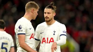 Fanii lui Tottenham îl cer pe Radu Drăgușin titular în următorul meci, în detrimentul lui Micky van de Ven. Dar asta nu e neapărat un lucru bun: motivul real pentru care fac asta