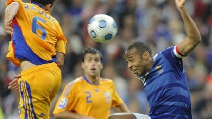 Dialogul pe care Mirel Rădoi nu l-a uitat. Ce s-a întâmplat pe teren, după ce marele Thierry Henry l-a întrebat "doar atât poți?"