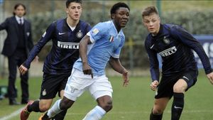 Tinerețe fără bătrânețe pentru un fotbalist de la Lazio. Povestea fascinantă a camerunezului de 17 ani care arată de 40 