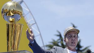 Noapte bizară după câștigarea finalei NBA. "M-am culcat cu prietena și cu trofeul. Vă las pe voi să vă imaginați!". Dimensiunile imposibile ale cupei Larry O'Brien