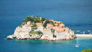 Novak Djokovic, tun imobiliar spectaculos: cumpără hotelul-oraș Sveti Stefan și insula pe care e construit!