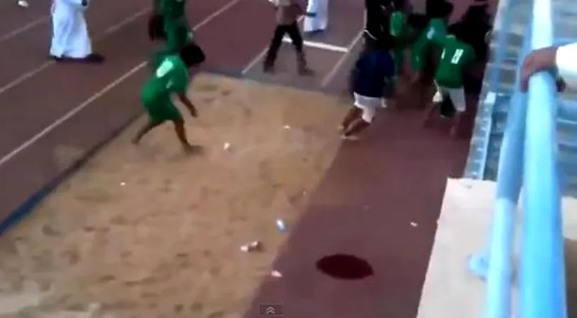 VIDEO TERIFIANT** L-au înghesuit într-un colț și l-au măcelărit cu crampoanele! O întreagă echipă a sărit cu picioarele pe arbitru