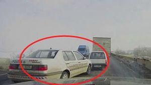 VIDEO INCREDIBIL Ei fac legea în România!** Uite cum fuge POLIȚIA de la locul accidentului!