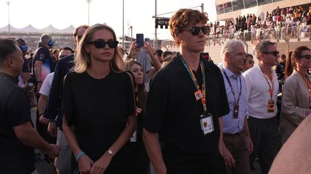 Cum a atras atenția Laila Hasanovic, în timp ce Jannik Sinner se antrena cu Simona Halep la Dubai: „Campanie Tommy Hilfiger”. FOTO