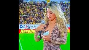 A apărut așa în fața a peste 20.000 de fani și a încins atmosfera. Reportera TV a atras atenția ultrașilor la partida de fotbal