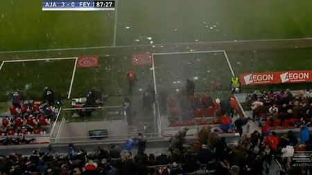 Momente de panică pe ArenA!** Stadionul pe care se va juca Ajax - Steaua a CEDAT în fața naturii! Rezervele au fugit în teren când au văzut ce se întâmplă