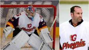 Fabulos! Petr Cech a debutat în hochei și a fost ales omul meciului. Portarul a fost decisiv la loviturile de departajare VIDEO