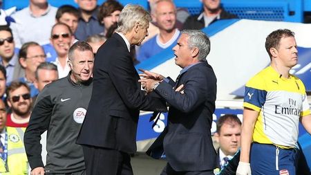 VIDEO | Arsene Wenger, premiat de Sir Alex Ferguson pe Old Trafford! Ce gest a făcut Mourinho