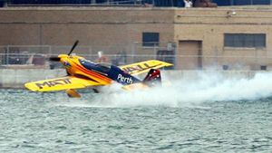 VIDEO SPECTACULOS **Un australian a fost la un pas de a plonja cu avionul în apă