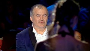 Cornel Dinu îl face praf pe Florin Călinescu: "Miştocărie de ţaţă de şanţ şi ulucă...Pentru aşa ceva, n-a avut nevoie nici de sufleur, ca în minusculele roluri de mai mult purtat tava"