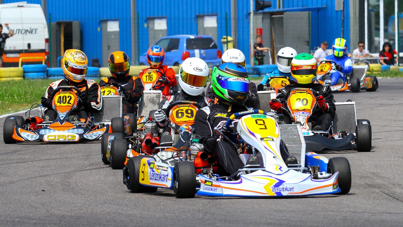 Spectacol la debutul Campionatului Național de Karting. Concurenții cu vârste începând de la 5 ani s-au întrecut pe circuitul AMCKart din București