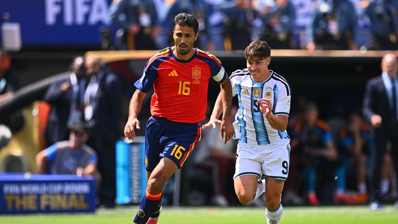 Barcelona a pregătit lista atacanților pe care îi va oferta dacă nu reușește transferul lui Julian Alvarez