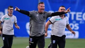 Un fost portar de Liga 1 a revenit între buturi la 43 de ani şi jumătate. Echipa unde e şi antrenor se luptă pentru promovarea în Liga 2