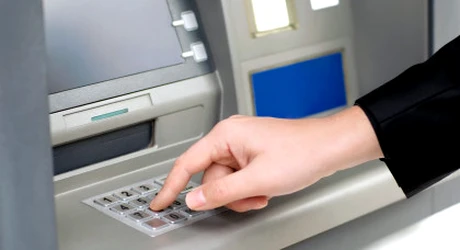 TAXĂ la bancomat. Avertisment pentru cei care retrag bani cash de la ATM. Veți plăti obligatoriu