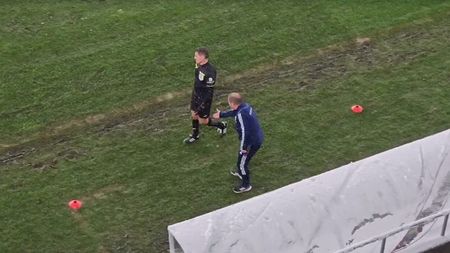 Dorinel Munteanu și sticlele buclucașe. Ce s-a întâmplat în prima repriză a meciului Dinamo - Oțelul, din Cupa României. Antrenorul a „turbat” de furie. VIDEO