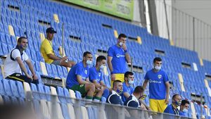 Petrolul Ploiești a încălcat normele de siguranță! Suporterii au pătruns pe stadion și i-au băgat în ședință pe jucători: „Vin și la antrenamente”