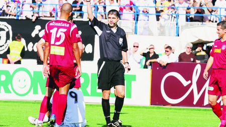 L-au ajuns blestemele?** Centralul Deaconu s-a operat la genunchi și va fi indisponibil până în vara lui 2012