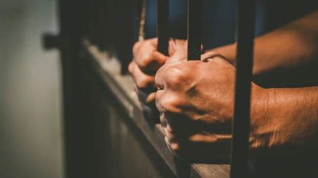 Milionarul român susține că ar fi murit în pușcărie dacă ar fi mâncat trei zile la rând ce primea din partea închisorii! Ce condiții sunt, de fapt, după gratii în România