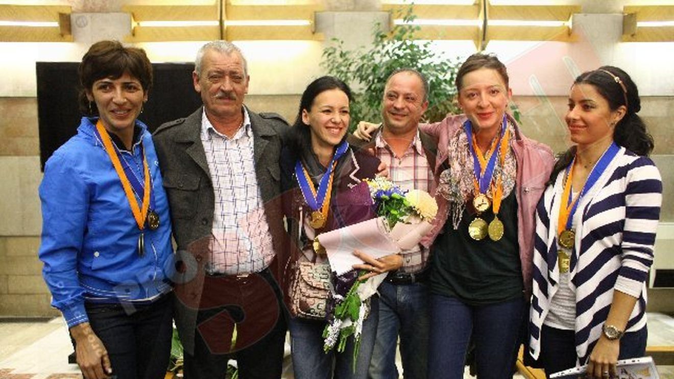 "Fetele de aur" au ajuns în țară!** 'Suntem favorite la JO din Londra' FOTO