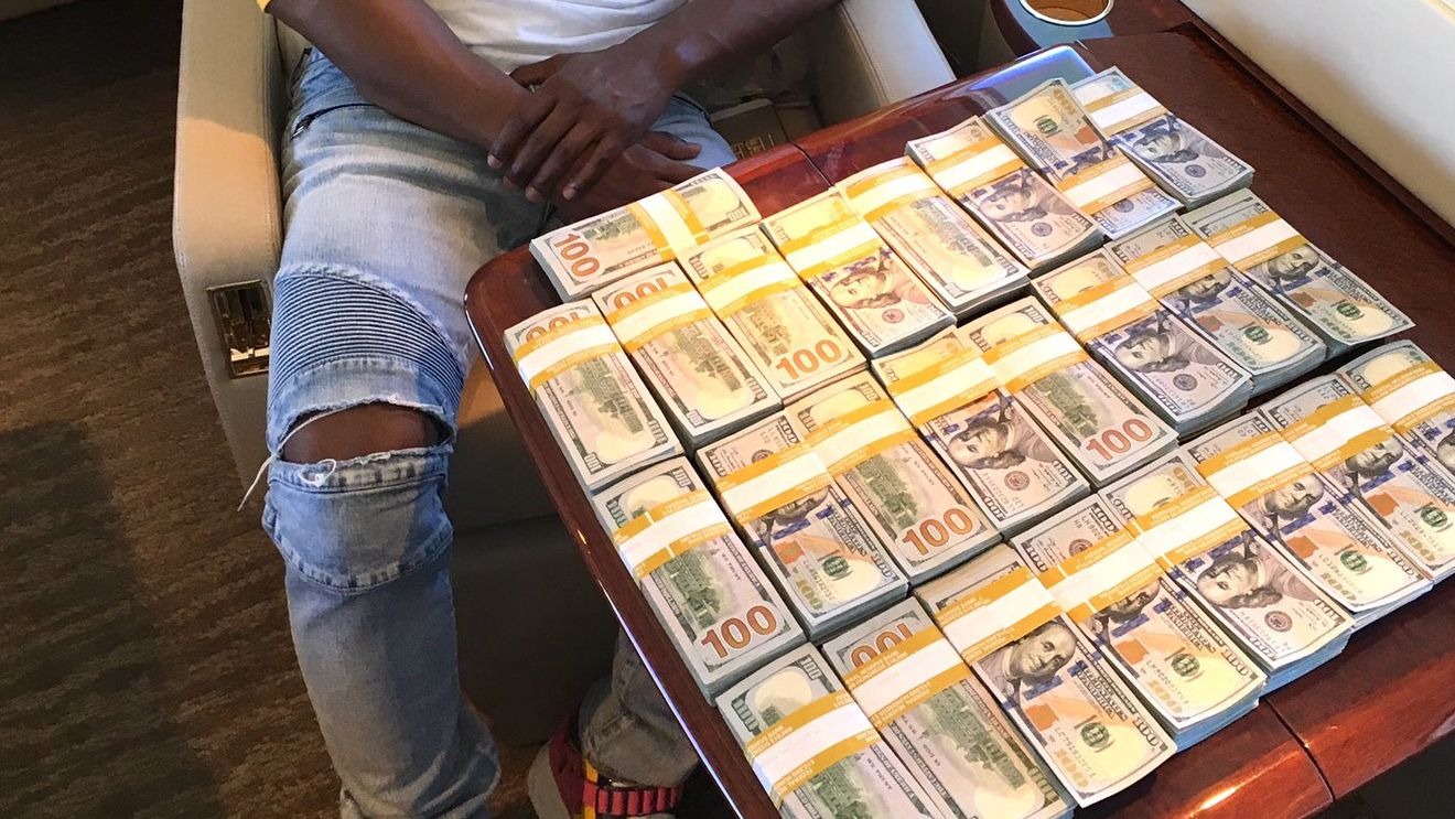 Afaceristul care a cumpărat 1.000 de apartamente cu 400.000.000 de dolari a apărut de nicăieri şi a făcut o aroganță demnă de un „rege al imobiliarelor”