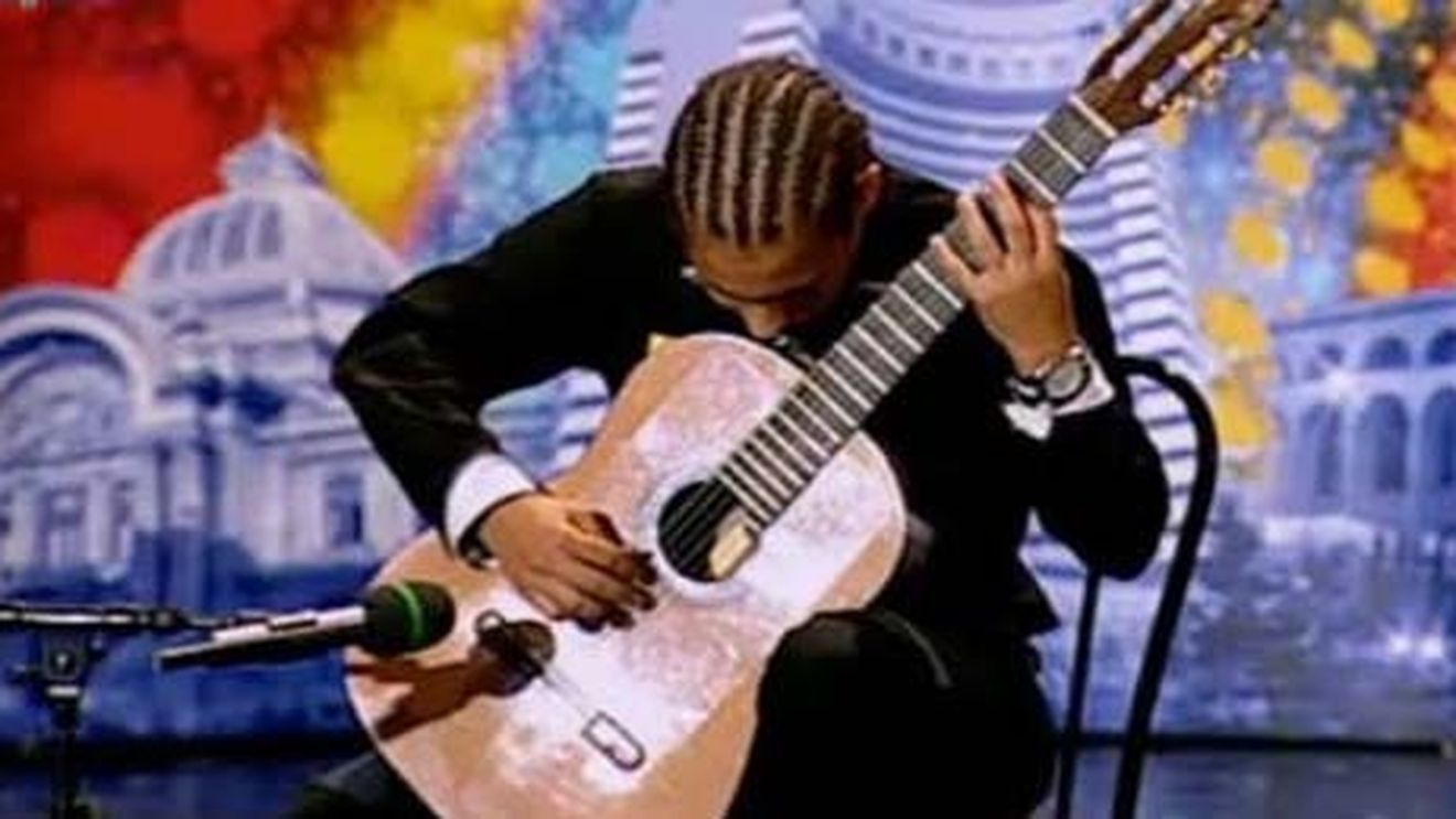 Era deja la Real Madrid sau Barcelona dacă juca fotbal așa cum cântă fratele lui la chitară!** VIDEO Cea mai mare surpriză de la Românii au Talent