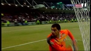 VIDEO** RĂ‚ZBOI între galeria Rapidului și Coman! Portarul a aruncat cu o sticlă cu apă înspre ei, fanii au vrut să intre în teren