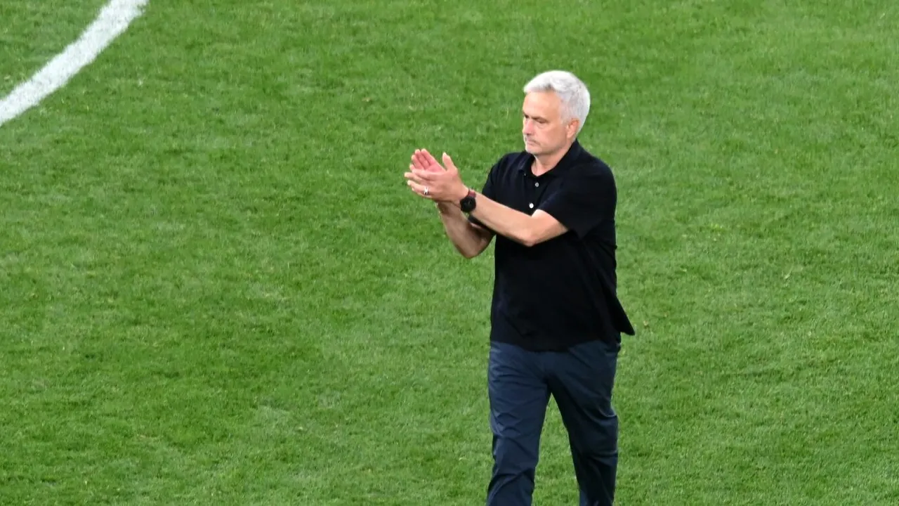 Ce s-a întâmplat în vestiarul României înainte de meciul Generația de Aur - Restul Lumii, când Jose Mourinho a intrat și a început să discute cu fiecare fotbalist român! „Ne-a luat pe toți, în parte”. Ce a făcut Anghel Iordănescu