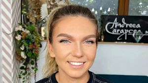 Imagini neașteptate cu Simona Halep! Un bărbat a făcut-o să râdă din nou pe sportivă, cu o lună înaintea audierilor de la TAS. FOTO