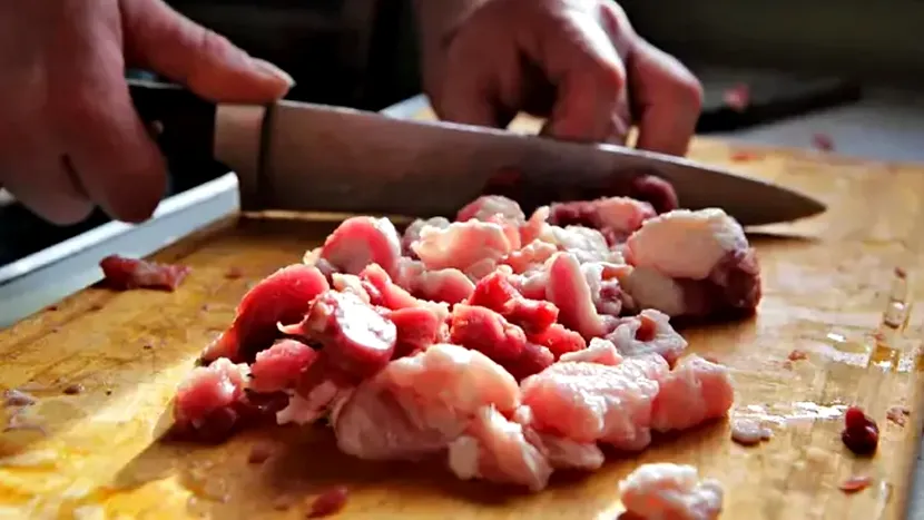 Un bărbat și-a tăiat organele genitale în timp ce visa că taie carne. Fermierul credea că sacrifică capre