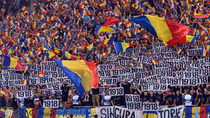 FRF a vândut bilete la jumătate de preț către 11 galerii din țară. Steliștii au cumpărat 1.300 de bilete la România - Ungaria și vor avea alături 360 de rapidiști. Dinamo trimite peste 1.100 de ultrași în peluza fanilor maghiari