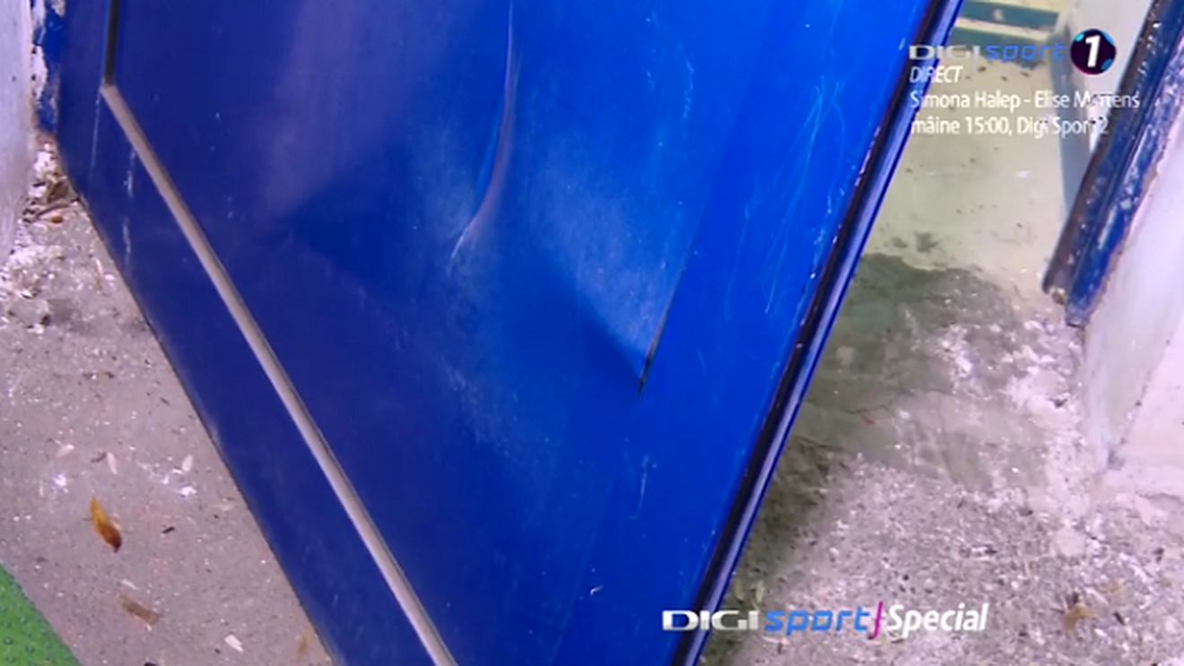 FOTO | Nu și-au mai putut ține nervii în frâu. Fotbaliștii FCSB au spart ușa vestiarului de la Iași