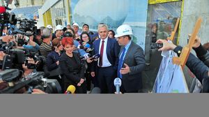 Scandalul stadionului din Craiova. Liviu Dragnea: "Au apărut prevederi care trebuie puse în practică. Este nevoie de modificarea unor indicatori tehnico-economici". Directorul CNI: "S-au schimbat cerințele UEFA!". FRF: "Nu s-a schimbat nimic!". Comunicatul constructorilor