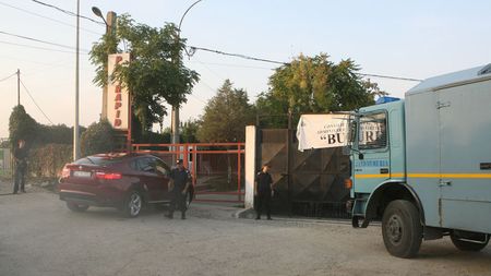 Baricadați de frică**