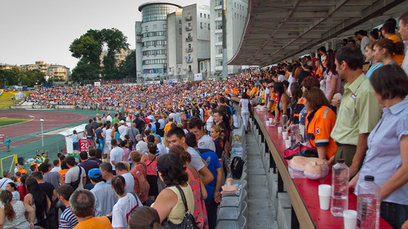 Incidente la Dinamo-Vorskla!** Fanii "câinilor" au sărit să-i bată pe jurnaliștii ucraineni, după ce s-au bucurat la golul lui Januzi