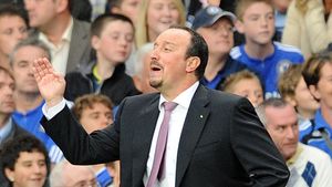 Cosmin Olăroiu, felicitat de legendarul Rafa Benitez: „Eu sunt un nimeni pe lângă el! A cerut numărul la club”