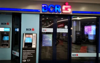 Anunț oficial pentru clienții BCR. Cardurile de debit se transformă