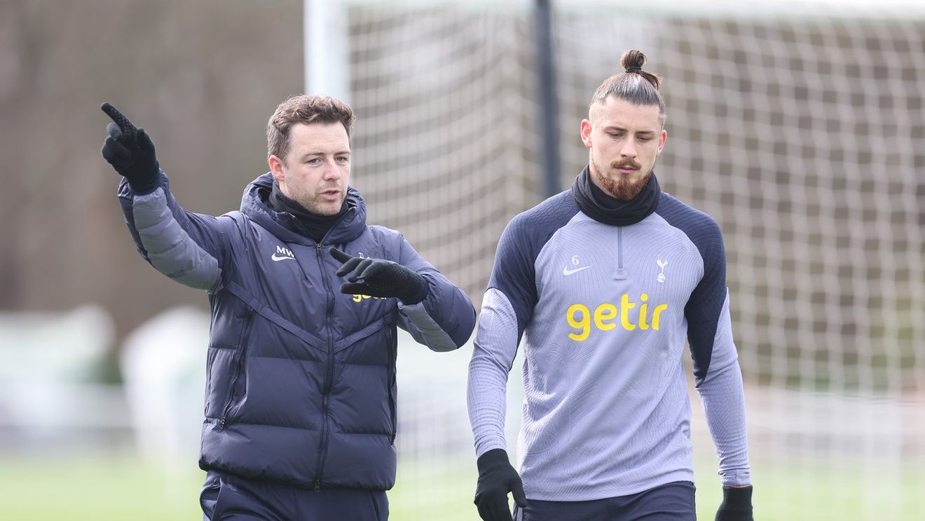 Se strâng problemele și dilemele pentru Radu Drăgușin. Ce va urma la Tottenham: „Asta ar trebui să facă”