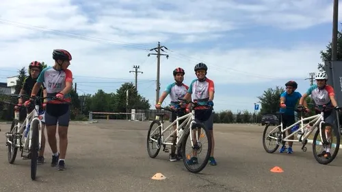 Eroi pe biciclete. Campionatul Național de Ciclism în Tandem pentru persoanele cu deficiențe de vedere, sâmbătă la Cluj