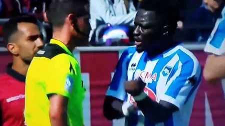 Sulley Muntari și-a făcut singur dreptate! VIDEO Fratele lui Muniru a ieșit pur și simplu de pe teren. Dialog incredibil cu arbitrul: "Tu îi auzi!? Oprește meciul!" Reacția centralului l-a făcut pe ghanez să plece direct la vestiare