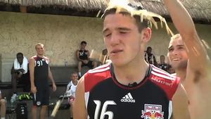 VIDEO** Fratele lui Rooney, umilit de colegi în timpul unui interviu TV