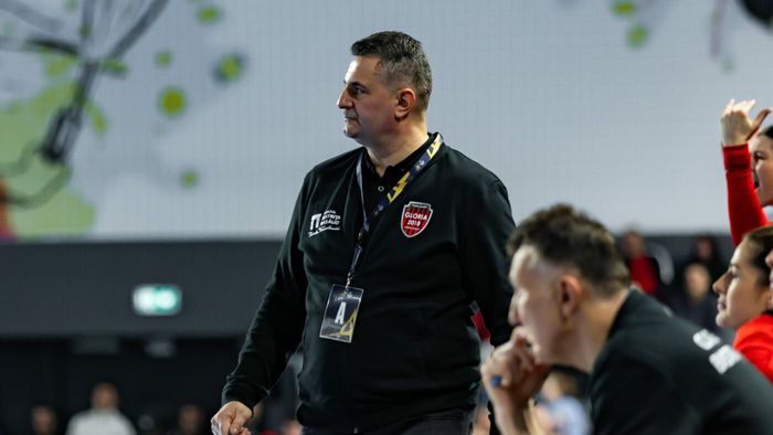 Selecţionerul naţionalei de handbal feminin, Florentin Pera, demis de la Gloria Bistriţa. Eşecul dramatic de la Craiova i-a fost fatal